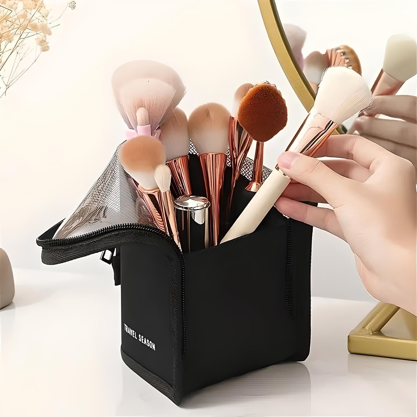 Scarlett | Kompakt und geräumig gestaltetes Make-up-Täschchen