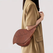 Sophie | Damentasche aus Leder in Blattform als Crossbody-Schultertasche