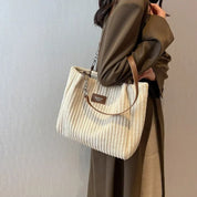Yana | Stylische Schultertasche mit modernem Design