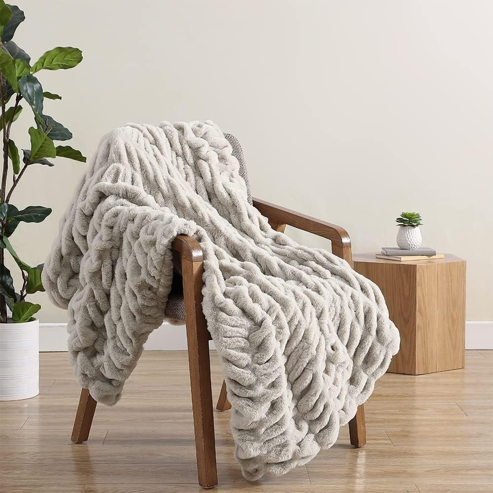 Damen Kuscheldecke Elegant aus Kunstfell für Luxuriösen Komfort und Wärme 2