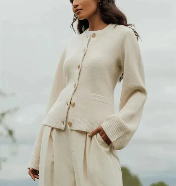 Lisa | Figurschmeichelnde Strickjacke – Ein Unverzichtbares Basic für Jede Saison