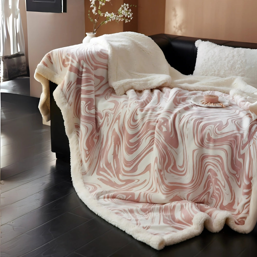 Elegante Snuggle Decke für Damen mit Marmorwirbel-Design aus Berberfleece 1