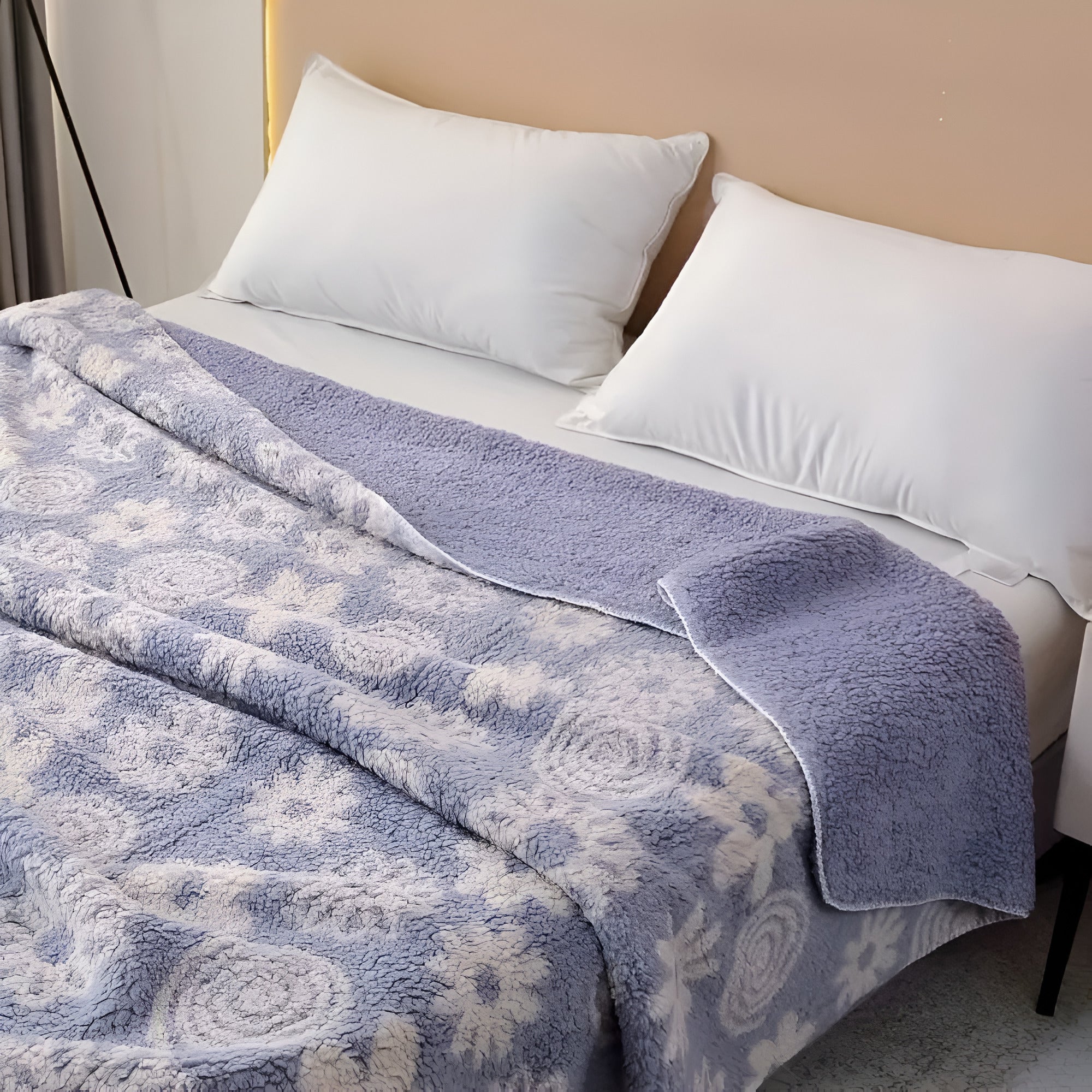 Kuscheldecke für Zuhause aus Mikrofaser mit wendbarem Design in Lavendel 1