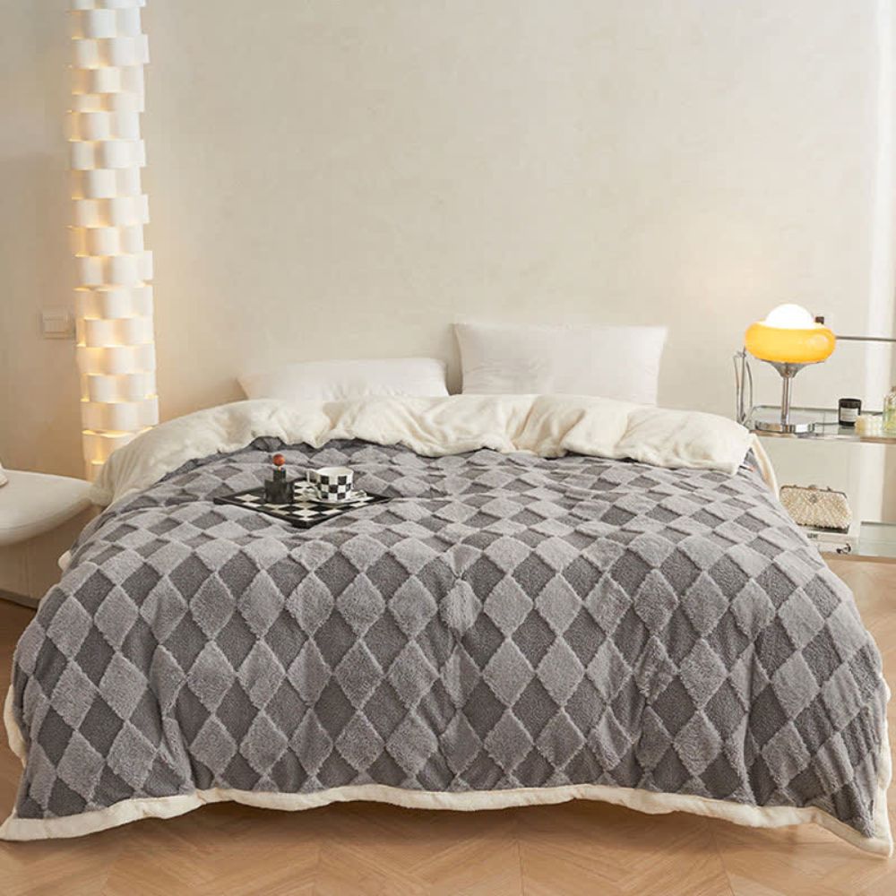 Kuscheldecke mit Diamantmuster für Komfort aus Teddy-Velours und Alpaka-Wolle 10