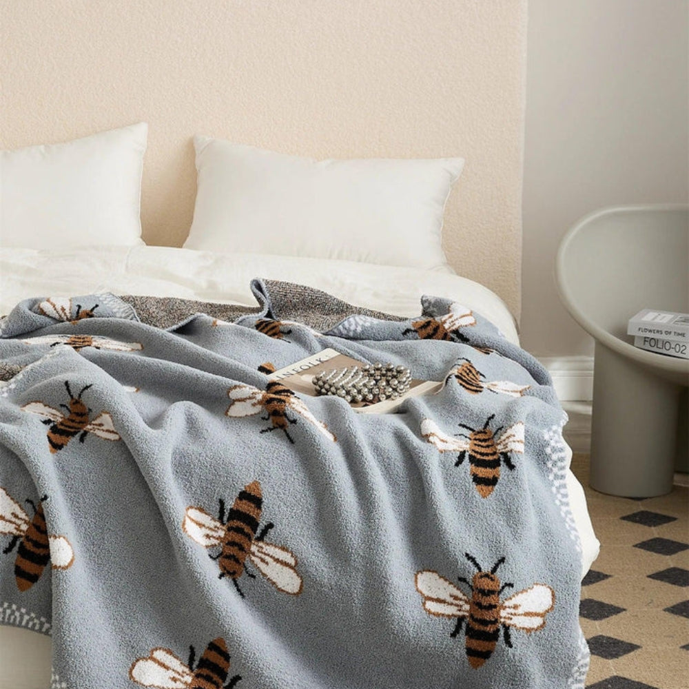 Kuschelige Decke mit Bienenmuster für Gemütlichkeit und Stil 2
