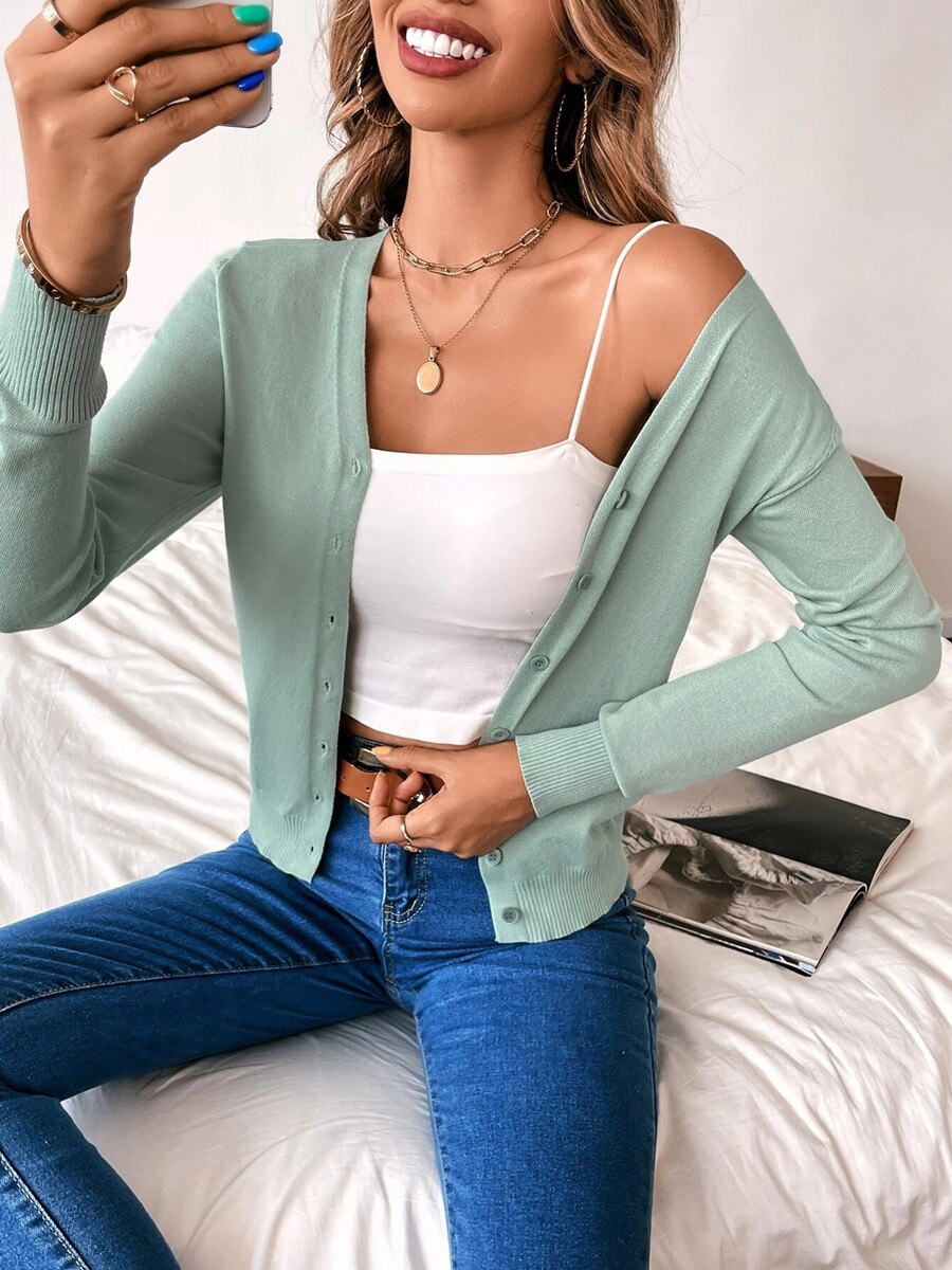 Dione | Leichte und Stilvolle Damenstrickjacke mit Knöpfen