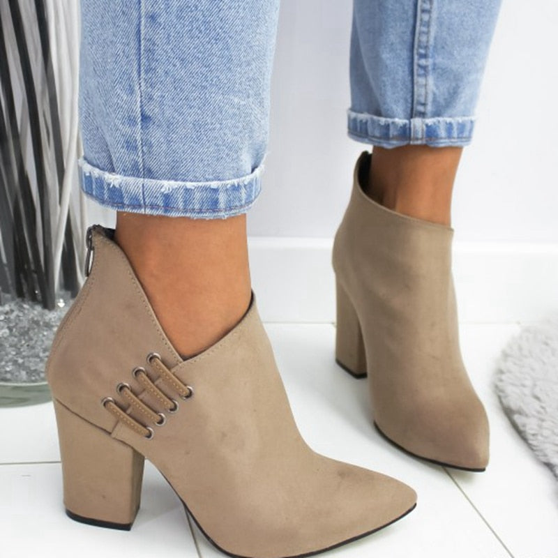 Stiefelette im V-Stil 0