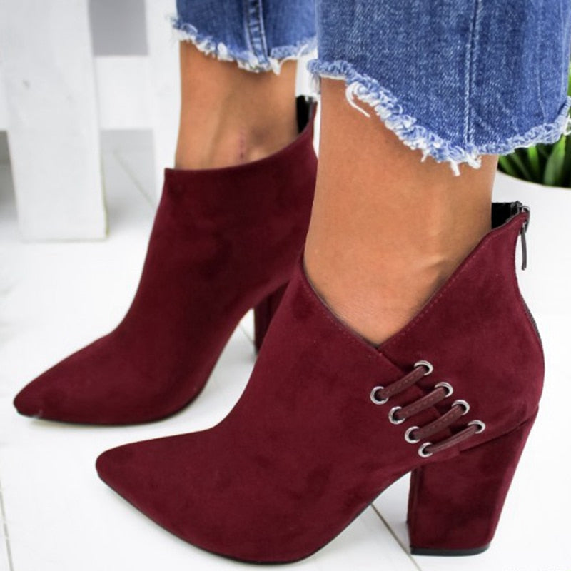 Stiefelette im V-Stil 1