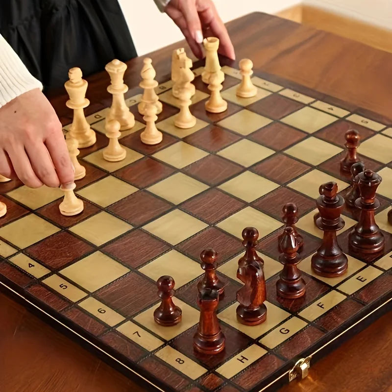Strategio – Faltbares Schachspiel aus Holz mit Filzspielbrett 1