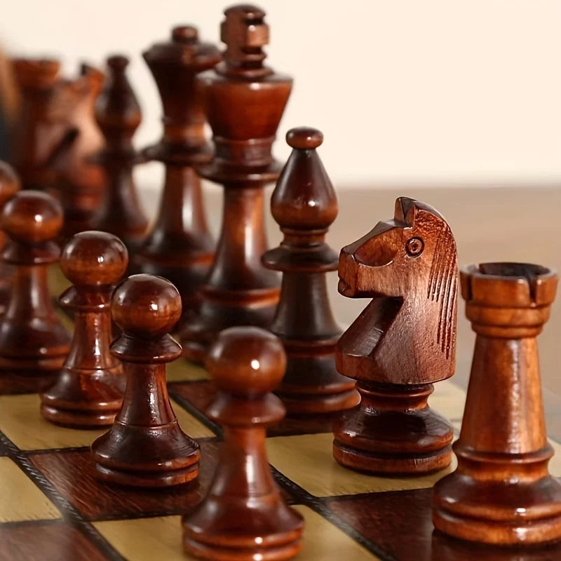 Strategio – Faltbares Schachspiel aus Holz mit Filzspielbrett 2