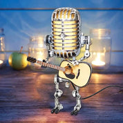 Vintage Metall Mikrofon Roboter mit Gitarrenlampe 1