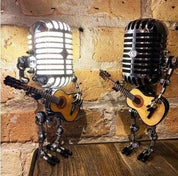 Vintage Metall Mikrofon Roboter mit Gitarrenlampe 3