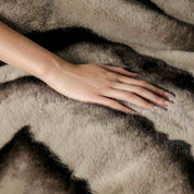 Weiche Kuscheldecke für Erwachsene aus Kunstfell für ganzjährigen Komfort 10