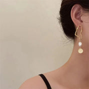 Abbie | Asymmetrische Barockohrringe mit Perlen und Goldakzenten