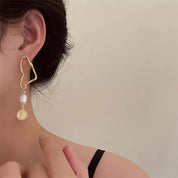 Abbie | Asymmetrische Barockohrringe mit Perlen und Goldakzenten