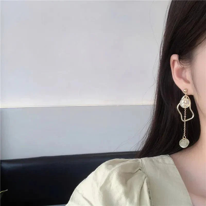 Abbie | Asymmetrische Barockohrringe mit Perlen und Goldakzenten