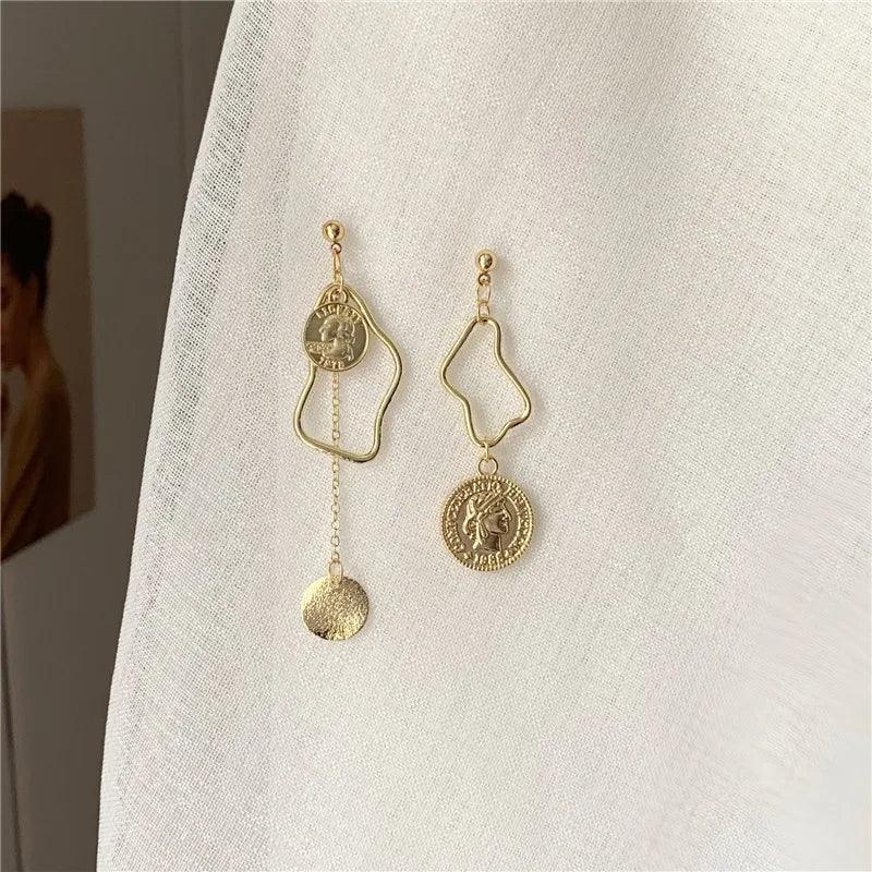Abbie | Asymmetrische Barockohrringe mit Perlen und Goldakzenten